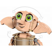 LEGO Harry Potter Dobby a házimanó (76421) figura közelről, szemléltetve a mozgatható fülek és fej forgatható mechanikáját nyilakkal jelölve.