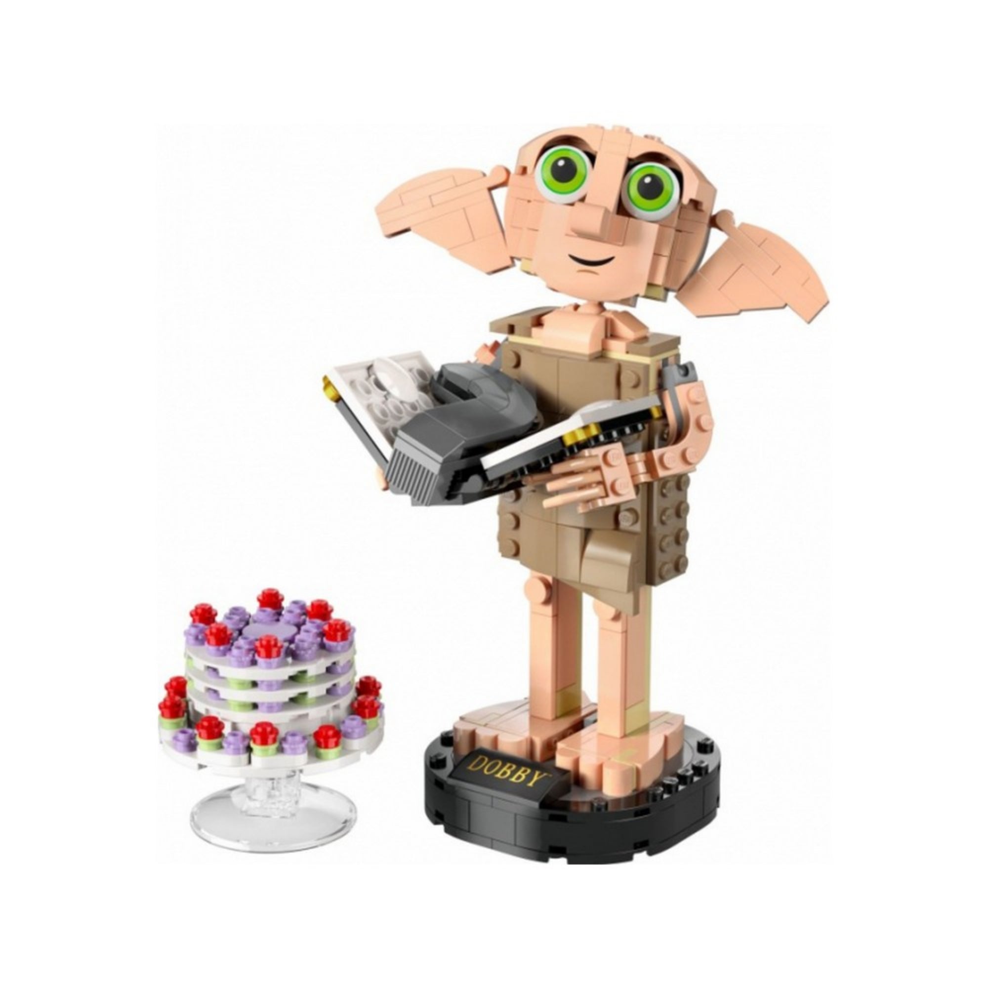 LEGO Harry Potter Dobby a házimanó (76421) teljes készlete: a Dobby figura talapzaton, kezében Tom Denem naplójával és zoknival, mellette egy díszes torta építmény.
