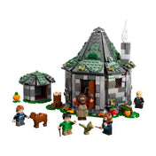 A LEGO Harry Potter Hagrid kunyhója – Egy váratlan látogatás (76428) teljes megépített készlete, középen Hagrid kunyhójával, zöld tetőkkel, kiegészítőkkel, tökökkel, állatokkal, valamint hat minifigurával, köztük Hagriddal és Harry Potterrel.