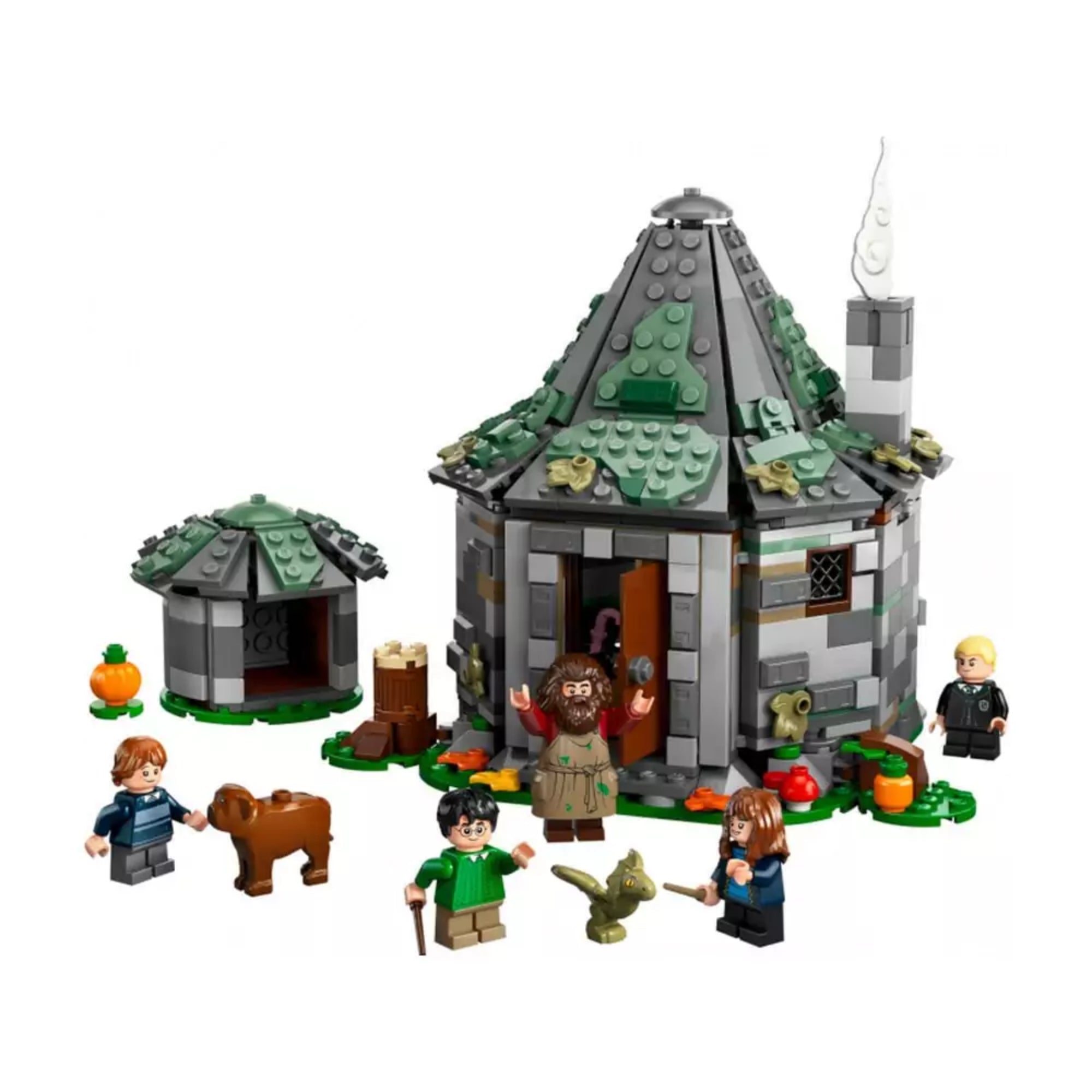 A LEGO Harry Potter Hagrid kunyhója – Egy váratlan látogatás (76428) teljes megépített készlete, középen Hagrid kunyhójával, zöld tetőkkel, kiegészítőkkel, tökökkel, állatokkal, valamint hat minifigurával, köztük Hagriddal és Harry Potterrel.