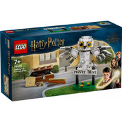 A képen a LEGO Harry Potter "Hedwig at Privet Drive" szett látható. A modell Harry Potter híres baglyát, Hedwigot ábrázolja, aki a 4. Privet Drive címnél tartózkodik, az ősi varázslófiú otthona előtt. A szett tartalmazza Hedwig mozgatható szárnyait, a varázslatos leveleket és a karakterekhez illő kiegészítőket, mint Harry titkos levelei és a varázslatos doboz.