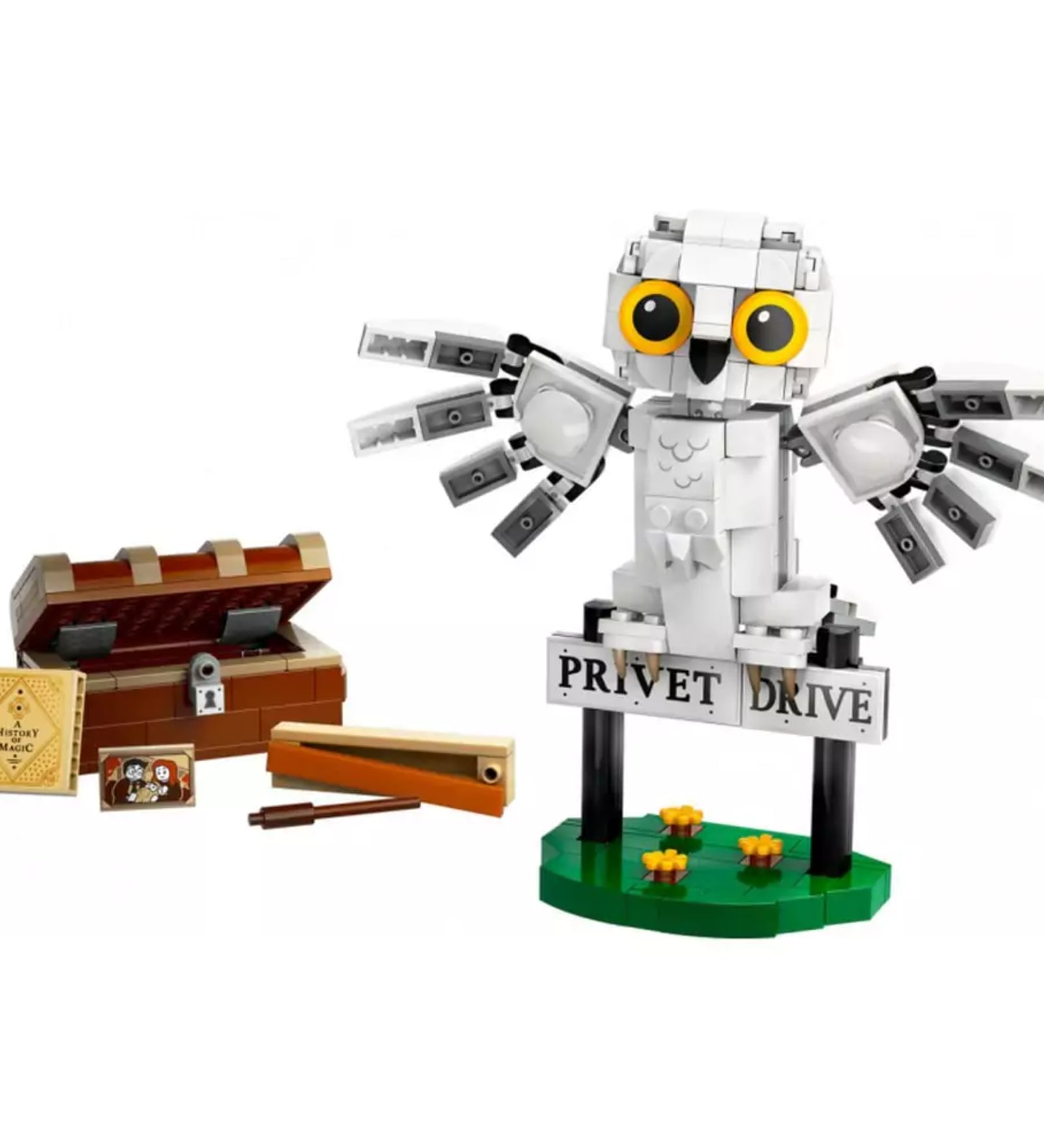 A képen a LEGO Harry Potter "Hedwig at Privet Drive" szett látható, amely Hedwigot, Harry Potter híres varázsló baglyát ábrázolja. A modell Hedwig mozgatható szárnyait és élethű megjelenését tartalmazza, miközben a "Privet Drive" feliratú táblát tartja a kezében. A szetthez tartozik egy titkos láda, benne varázslatos levelekkel és varázspálcával, így megidézve Hedwig első, Harry Potterhez eljuttatott varázslatos üzenetét.
