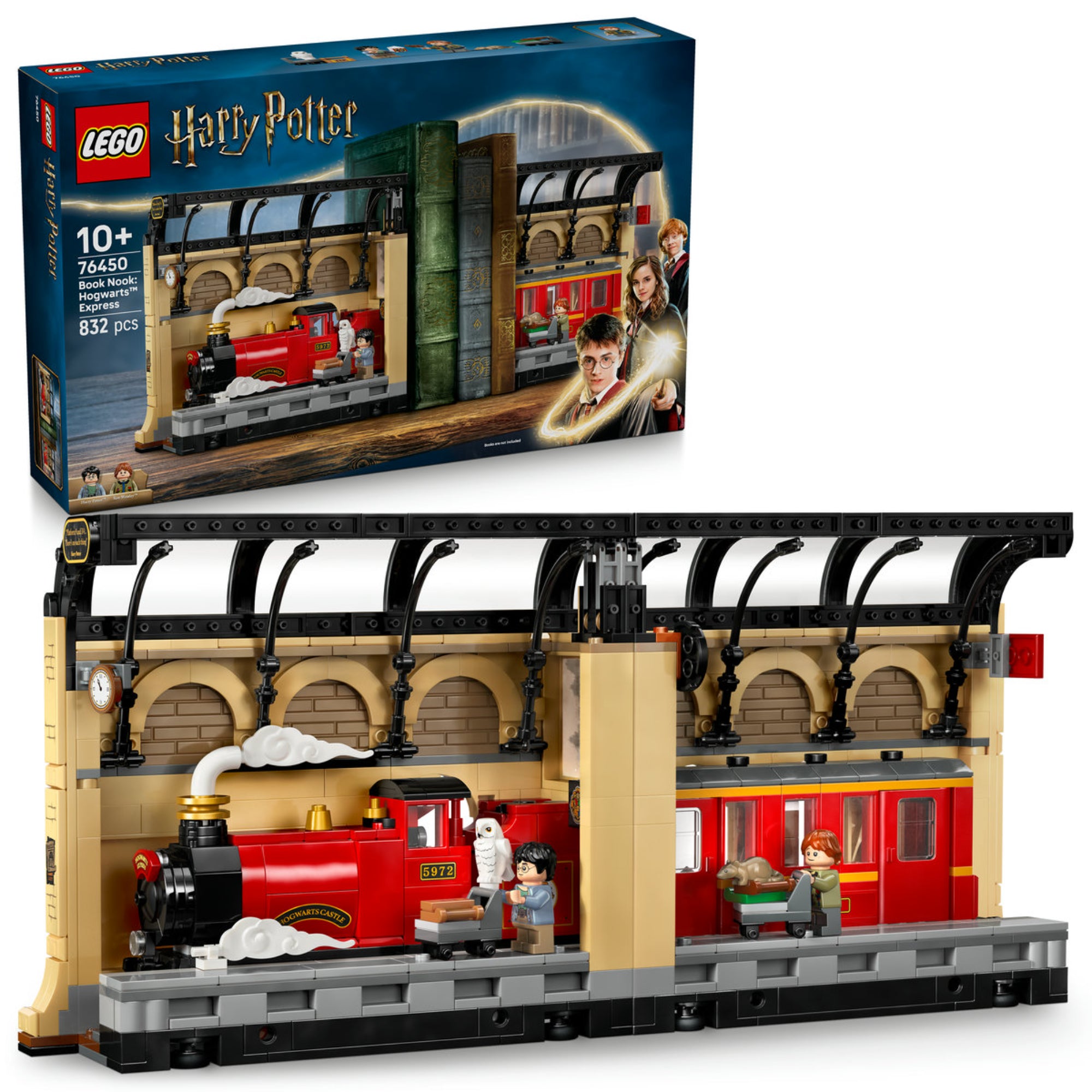 A LEGO Harry Potter 76450 készlet doboza és az elkészült könyvtámasz-modell egyben, a 9 és 3/4. vágány peronjával, vörös Roxfort Expressz mozdonnyal, Harry, Ron és Hermione minifiguráival, valamint könyvespolcra illeszkedő dizájnnal.