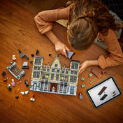 LEGO Harry Potter Malfoy-kuria építése (76453) – egy gyermek összerakja a részletes kastélyt, miközben a LEGO Builder alkalmazást használja.