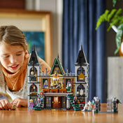  LEGO Harry Potter Malfoy-kuria  bemutatása (76453) – a kastély teljes pompájában, szereplőkkel és jelenetekkel.