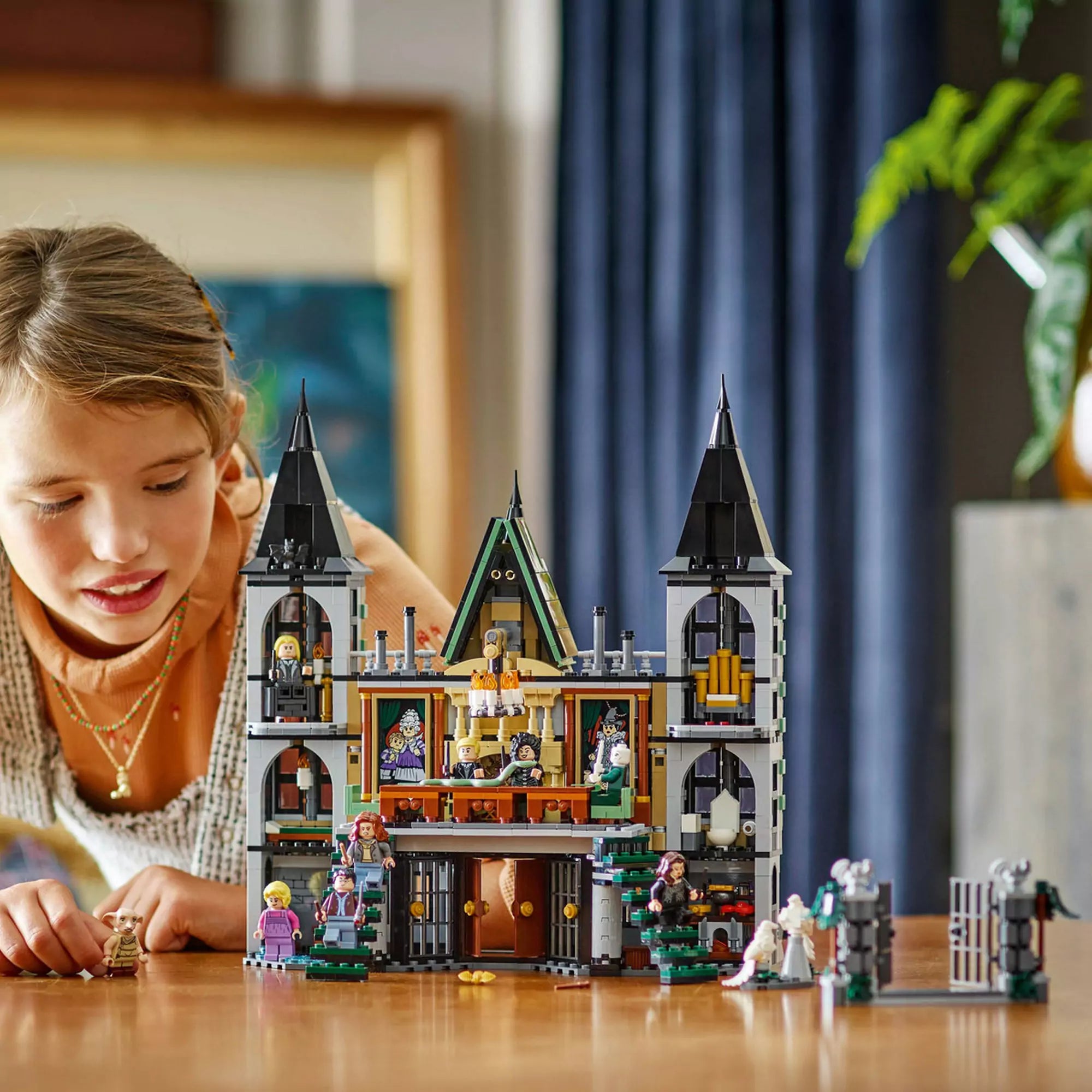  LEGO Harry Potter Malfoy-kuria  bemutatása (76453) – a kastély teljes pompájában, szereplőkkel és jelenetekkel.