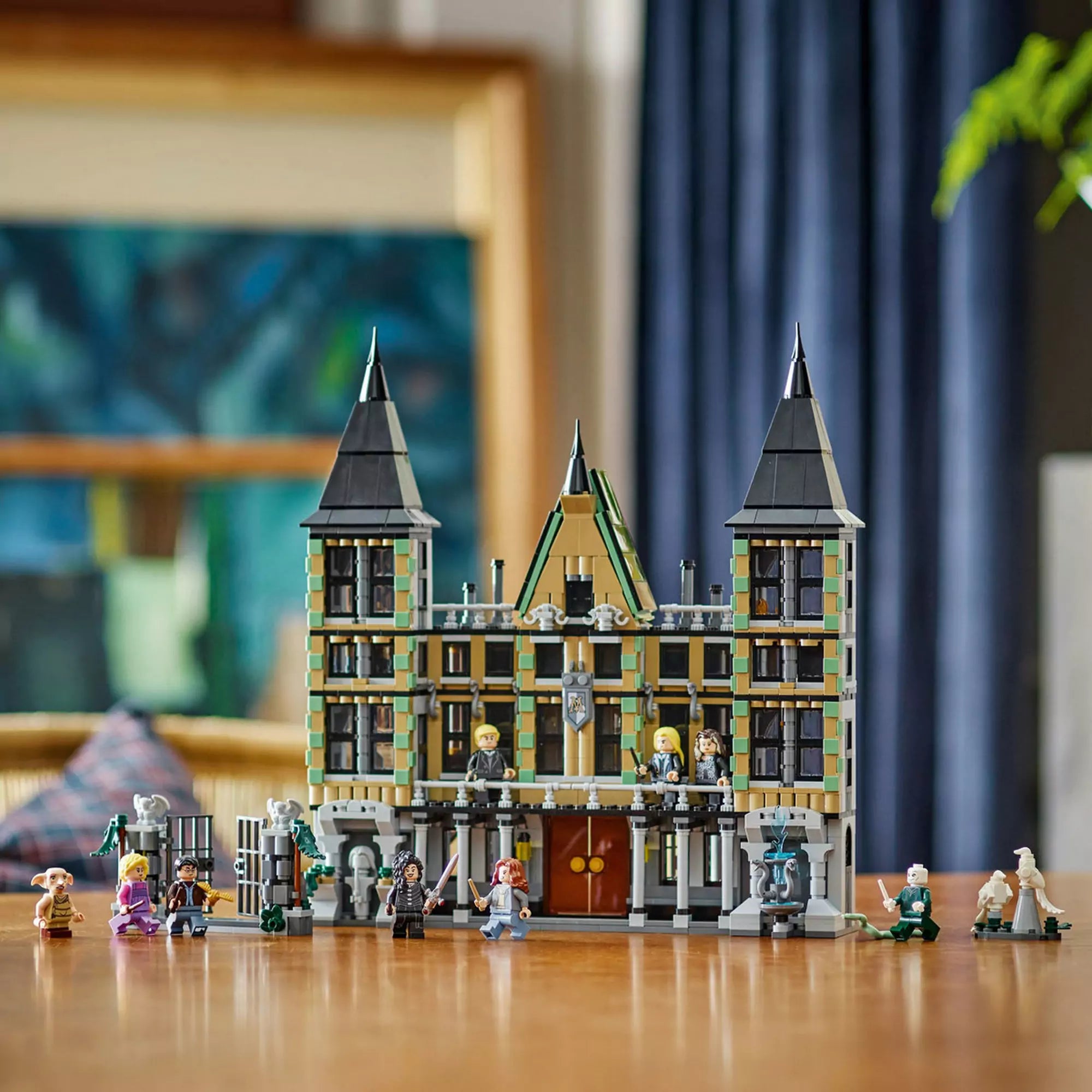  LEGO Harry Potter Malfoy-kuria (76453) – a kastély elölről, karakterekkel és kiegészítőkkel.