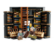 Harry Potter és Ollivander minifigurák a LEGO Harry Potter Ollivander és Madam Malkin talárszabászata (76439) készletből, háttérben a varázspálca-bolt részletével.