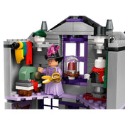 Madam Malkin LEGO minifigura egy talárszabász asztal mögött a LEGO Harry Potter 76439 szettből, varrógéppel és tükörrel felszerelve.