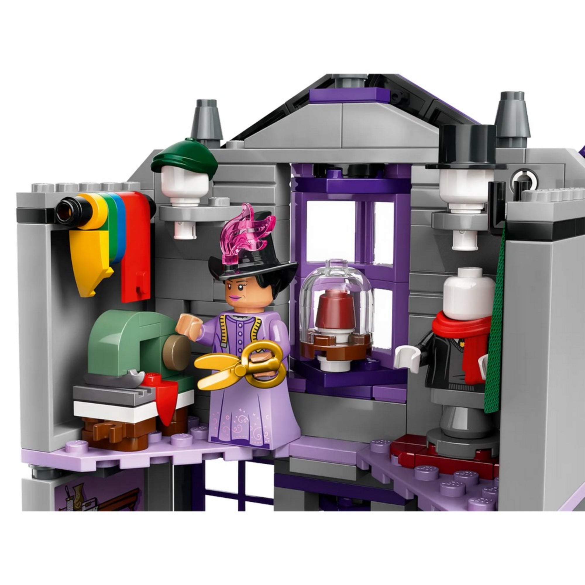 Madam Malkin LEGO minifigura egy talárszabász asztal mögött a LEGO Harry Potter 76439 szettből, varrógéppel és tükörrel felszerelve.