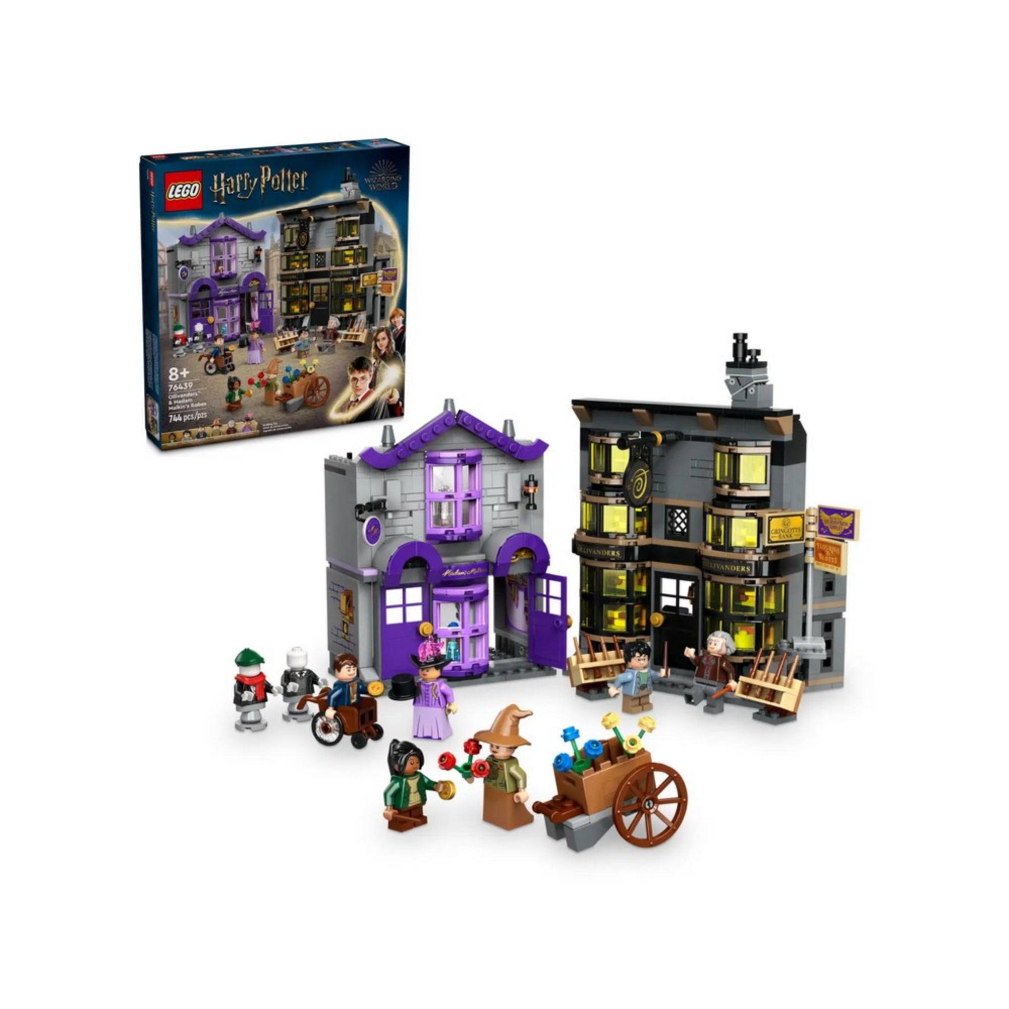 A LEGO Harry Potter Ollivander és Madam Malkin talárszabászata (76439) doboza az elkészült modellel együtt, boltberendezésekkel és szereplőkkel.