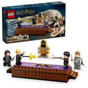 A LEGO Harry Potter Roxfort Kastély: Párbajszakkör készlet doboza és a készlet maga, amely Harry Pottert, Draco Malfoyt, Gilderoy Lockhartot és Perselus Pitont ábrázolja párbaj közben.