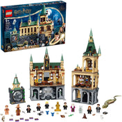 LEGO Harry Potter Roxfort Titkok Kamrája 76389 – a szett doboza és az összerakott kastély, minden minifigurával, kiegészítővel és a Baziliszkusszal együtt.