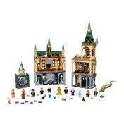 LEGO Harry Potter Roxfort Titkok Kamrája 76389 – a teljes építmény részletes belső terekkel, nagyteremmel, hálóval, és a Baziliszkusszal, figurák elöl.