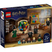 LEGO Harry Potter: Roxfort – A Teszlek Süveg ceremóniája 76460 – elölnézeti dobozkép, a Teszlek Süveg forgatható házcímerével.