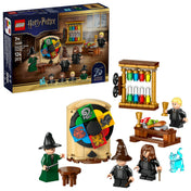 LEGO Harry Potter: Roxfort – A Teszlek Süveg ceremóniája 76460 – a teljes készlet kibontva, Teszlek Süveg, minifigurák és tantermi elemek.