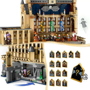  LEGO Roxfort nagyterem belső tere részletesen kidolgozott zászlókkal és asztalokkal, alagsori titkos rész, valamint 14 gyűjthető portrét ábrázoló kártya