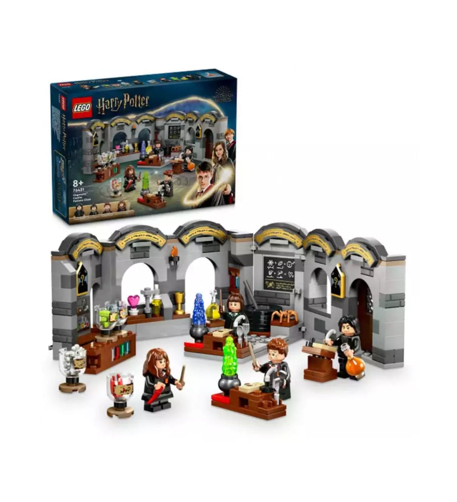 LEGO Harry Potter Roxfort kastély: Bájtaltan óra (76431) szett kibontva és dobozával, a háttérben egy ívelt, boltíves tanterem, teli bájitalos üvegekkel, pergamenekkel és varázslószerekkel, valamint négy minifigura – Harry, Hermione, Perselus Piton és Pansy Parkinson – akció közben.
