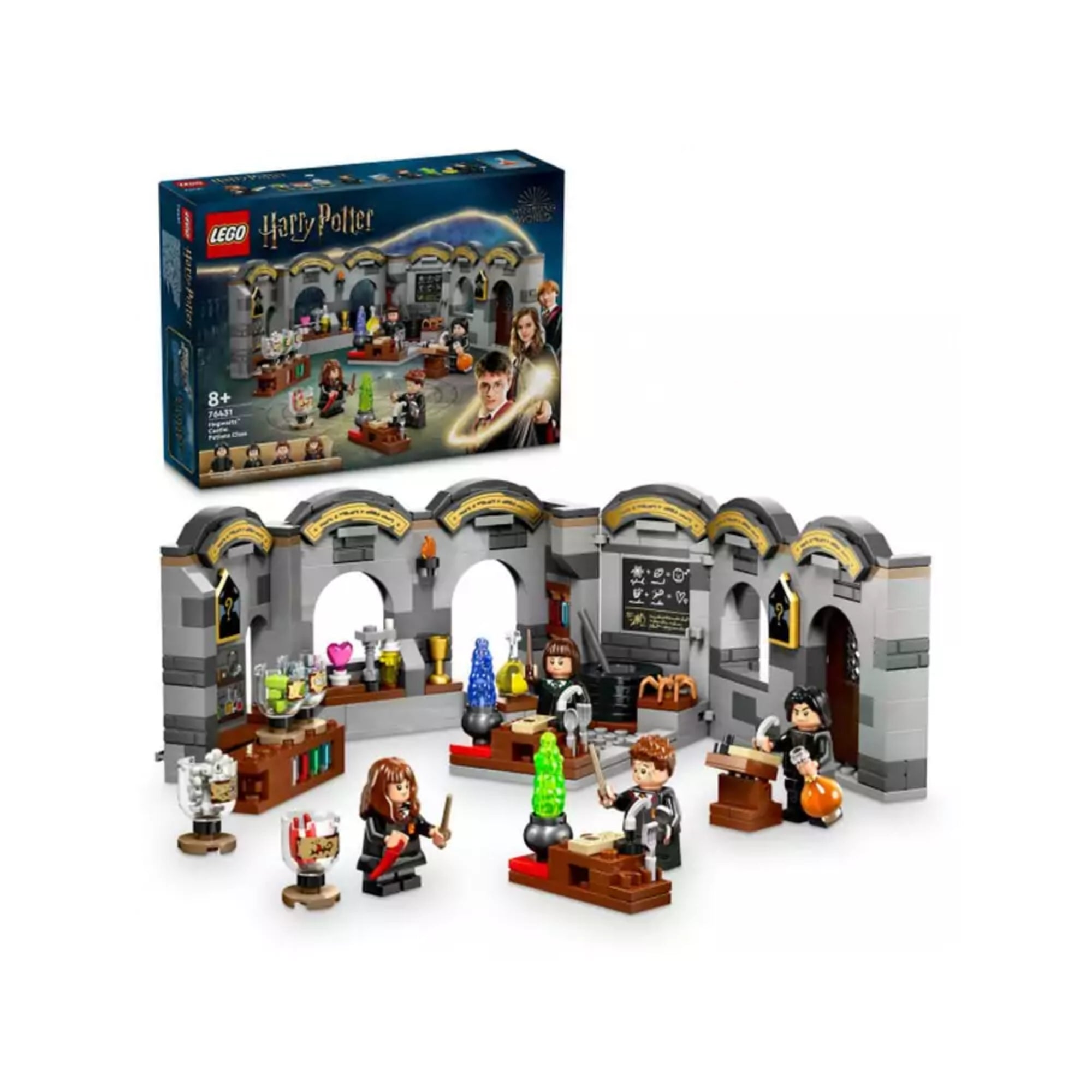 LEGO Harry Potter Roxfort kastély: Bájtaltan óra (76431) szett kibontva és dobozával, a háttérben egy ívelt, boltíves tanterem, teli bájitalos üvegekkel, pergamenekkel és varázslószerekkel, valamint négy minifigura – Harry, Hermione, Perselus Piton és Pansy Parkinson – akció közben.