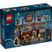 A LEGO Harry Potter, Roxfort kastély Bűbájtanóra 76442 csomagolása, bemutatva a kibontható osztályterem belső terét, amely tartalmazza Ron Weasley, Hermione Granger és Flitwick professzor minifigurákat. A doboz emellett felhívja a figyelmet arra, hogy ez a készlet összekombinálható a 76435 szettel a teljes Hogwarts kastély megépítéséhez.