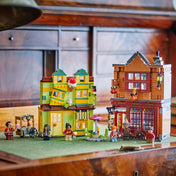 A LEGO Harry Potter 76452 készlet két fő épülete kiállítva – a Quidditch felszerelés boltja és a fagylaltozó, minifigurákkal és kiegészítőkkel.