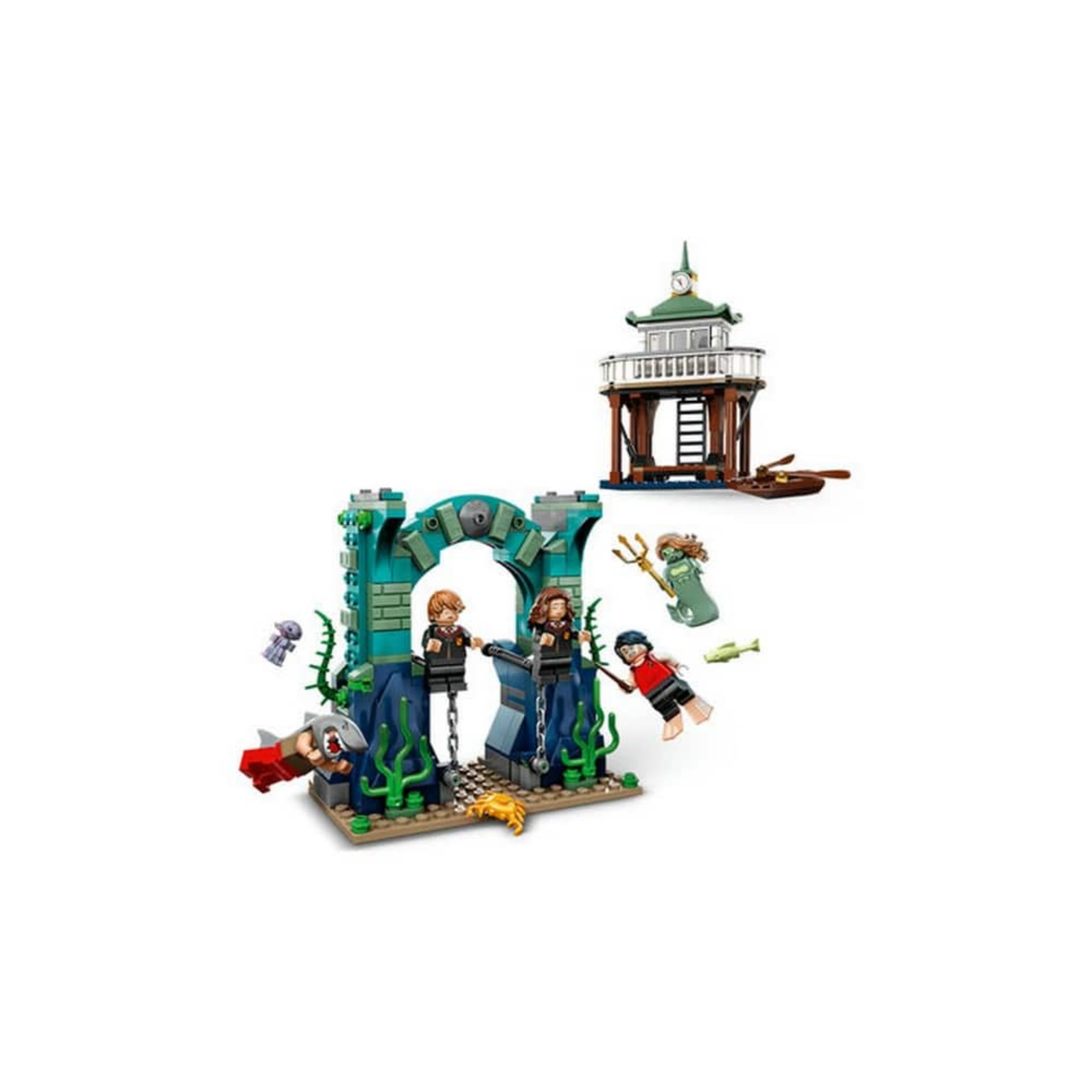 LEGO Harry Potter Trimágus Tusa: A Fekete-tó (76420) teljes készlet, amelyen a víz alatti boltíves rom és a stég látható, körülötte Harry Potter, Ron és Hermione minifigurái, sellő és cápa elemekkel.