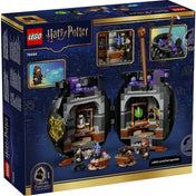 LEGO Harry Potter: Varázsfőzetek titkos tanterme 76464 – a doboz hátoldala, a kinyitható varázsüst belső tantermi jeleneteivel.
