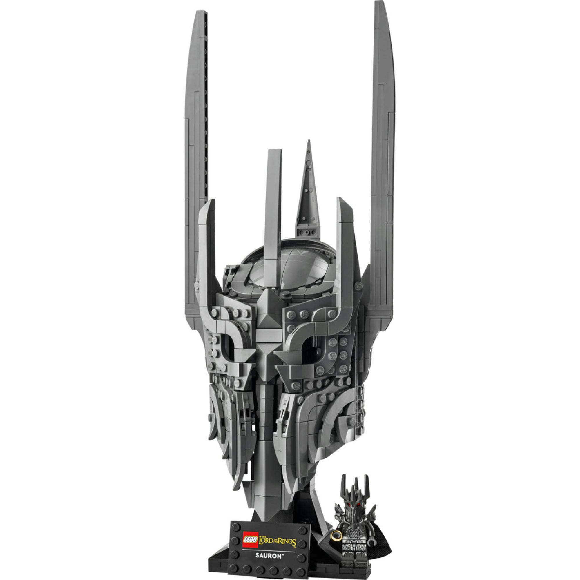 LEGO Icons 10373 Sauron™ részletesen kidolgozott Sauron sisak gyűjtői díszmodell talapzattal.