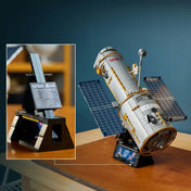 A LEGO Icons Hubble Űrteleszkóp 11382 kiállított modellje információs táblával és valósághű NASA-részletekkel.