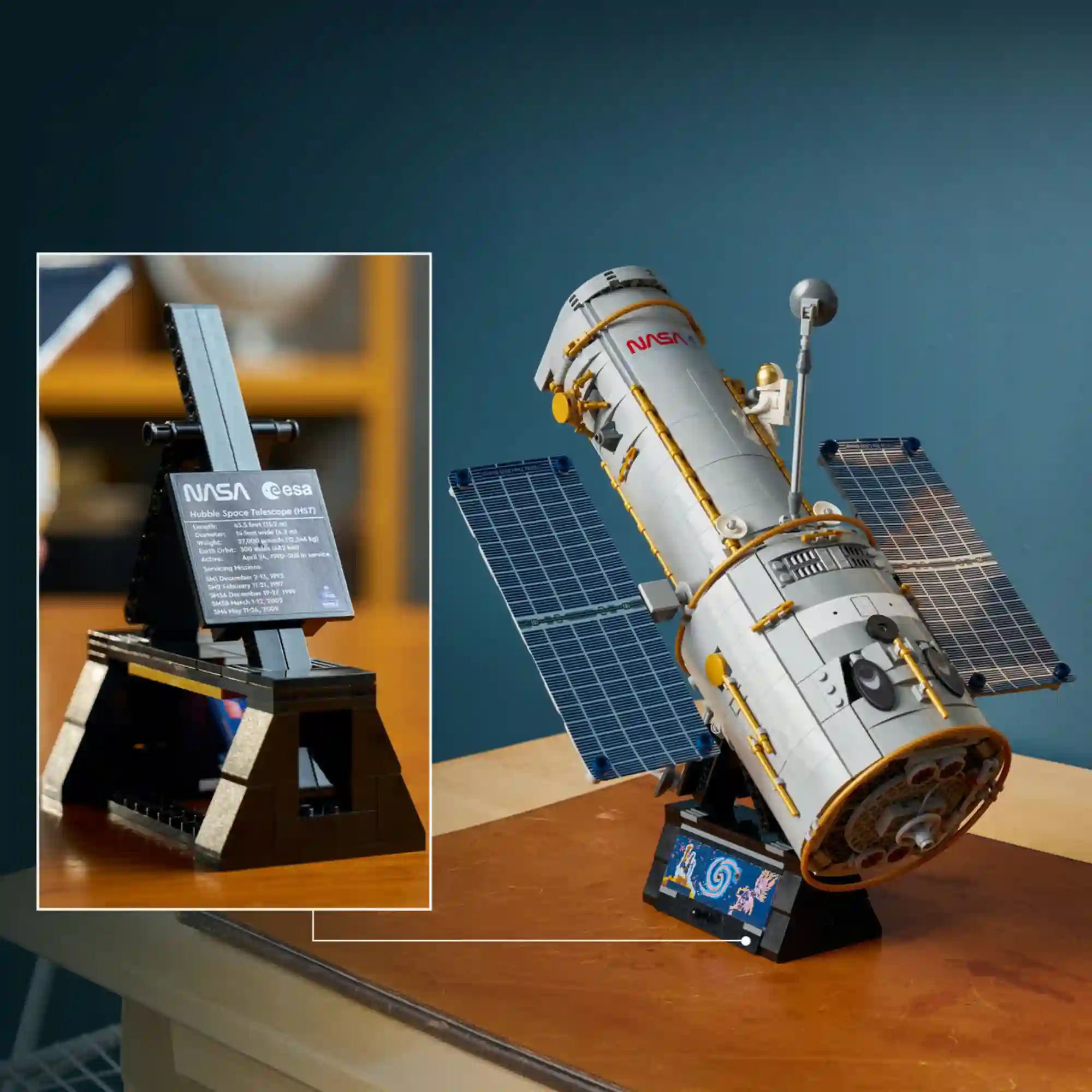 A LEGO Icons Hubble Űrteleszkóp 11382 kiállított modellje információs táblával és valósághű NASA-részletekkel.