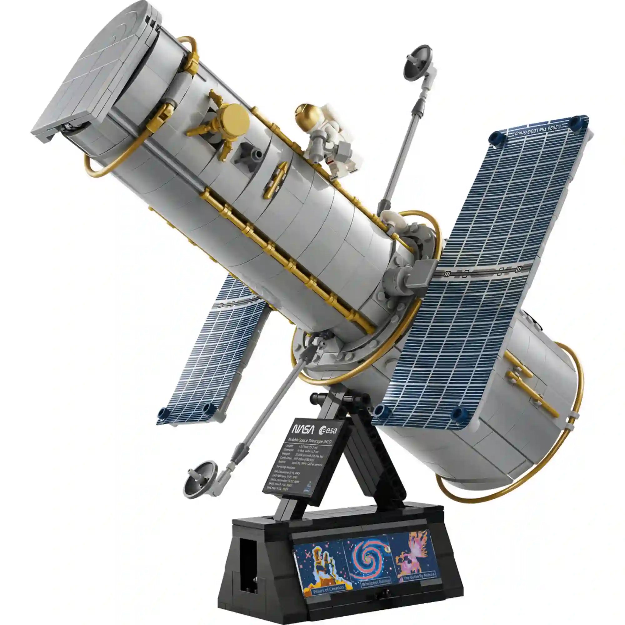 A LEGO Icons Hubble Űrteleszkóp 11382 részletgazdag modellje állványon, kihajtott napelemekkel és űrhajós minifigurával.