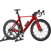 LEGO Icons Road Bike (11380) megépített piros országúti kerékpár modell szürke tartóállványon, valósághű hajtáslánccal, kulacstartóval és aerodinamikus kerekekkel.