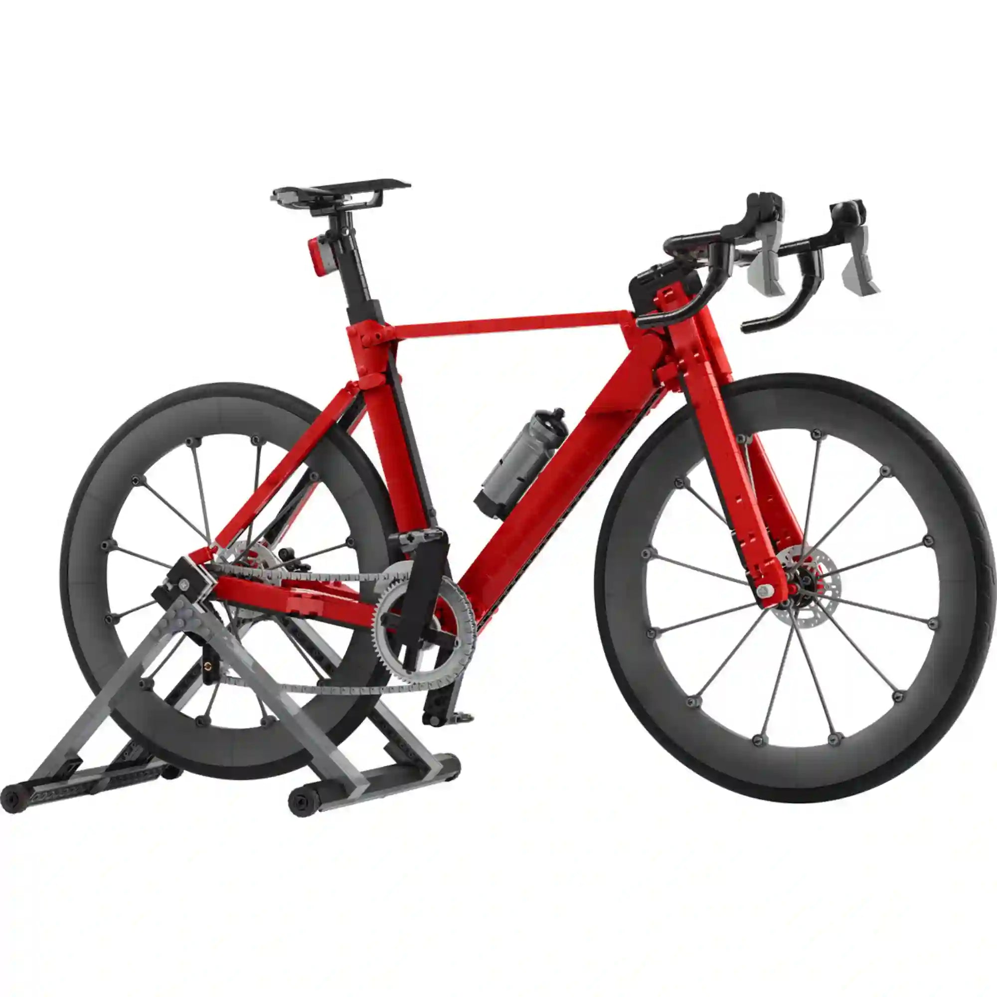LEGO Icons Road Bike (11380) megépített piros országúti kerékpár modell szürke tartóállványon, valósághű hajtáslánccal, kulacstartóval és aerodinamikus kerekekkel.