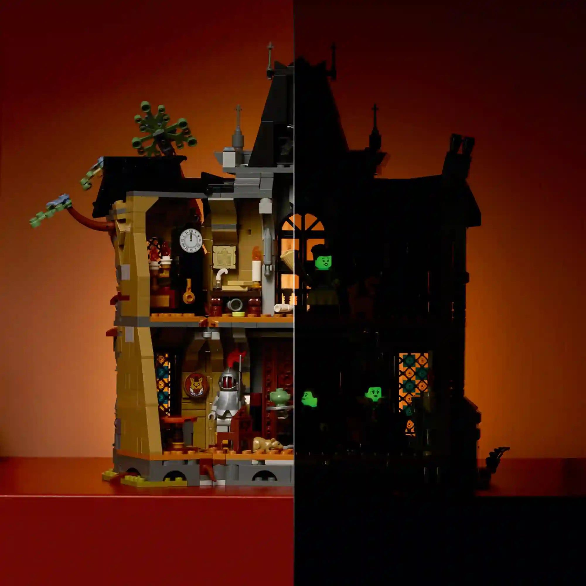 LEGO Icons 11383 Mayor Manor kastélyának belső tere és sötétben világító részletei, egymás mellett bemutatva.