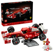 LEGO Icons 10375 Ferrari F2004 & Michael Schumacher készlet doboza és az összeépített Ferrari F1 versenyautó modell talapzattal és minifigurával.