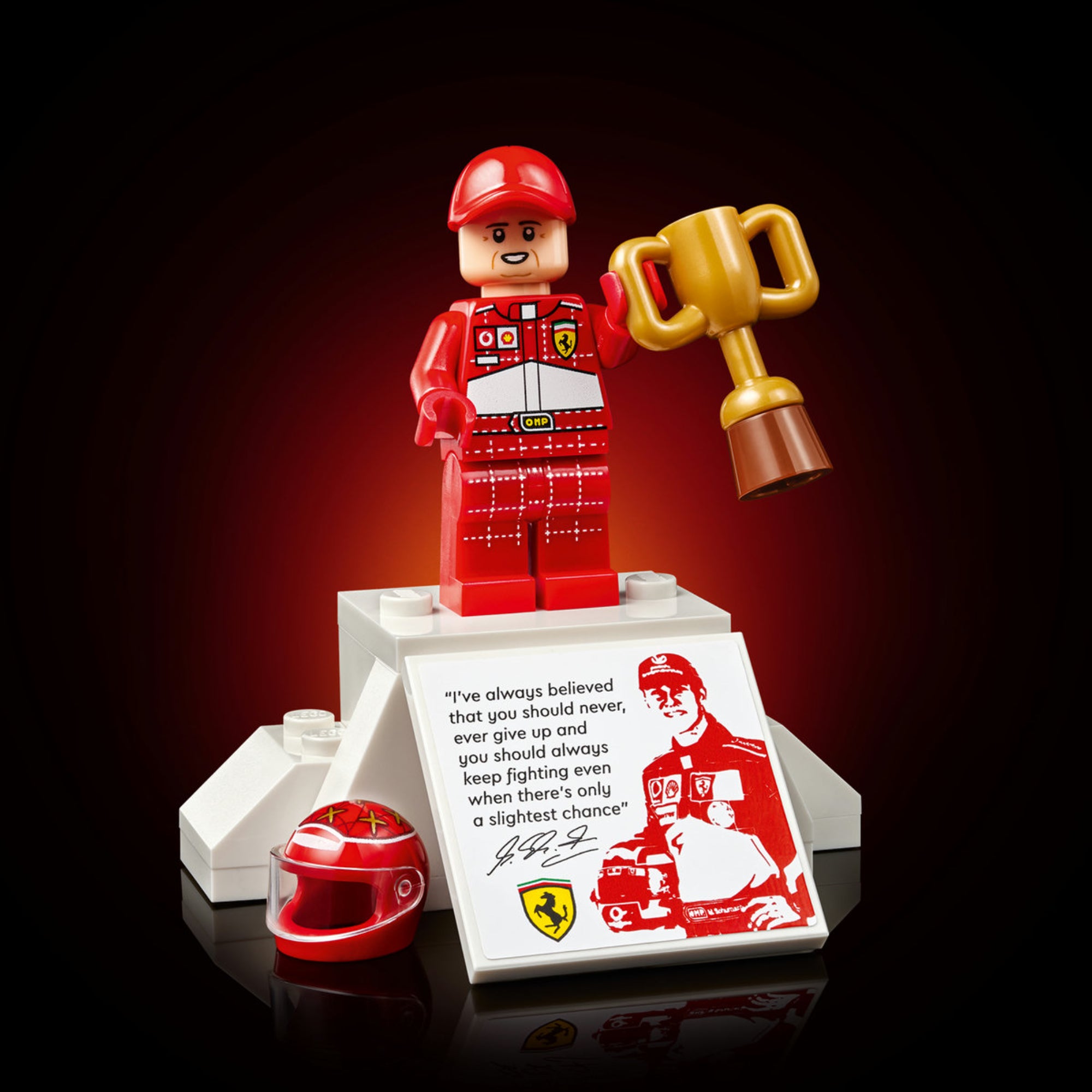 LEGO Icons 10375 Ferrari F2004 & Michael Schumacher minifigura trófeával, Michael Schumacher versenyzői figurája sisakkal és bemutató talapzattal.