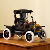 LEGO Icons Ford Model T 11376 megépített klasszikus autó fekete karosszériával és fehér kerekekkel fa asztalon kiállítva.