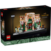 Ez a kép a LEGO Icons Francia Kávézó (10362) építőkészletet ábrázolja, amely egy elegáns párizsi bisztró részletgazdag LEGO változata. A dobozon a Fleur Kávézó klasszikus homlokzata látható díszes ajtóval, csüngő virágokkal és hangulatos kültéri asztalokkal. A készlet a francia kávéházi kultúra varázsát idézi meg, tökéletes dekorációként vagy gyűjtői darabként.
