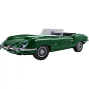 A LEGO Icons Jaguar E-Type 11381 klasszikus zöld kabrió modell oldalnézetből, részletgazdag karosszériával.
