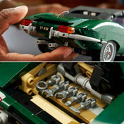 A LEGO Icons Jaguar E-Type 11381 nyitható csomagtartója szerszámkészlettel és a részletgazdag hátsó kialakítással.