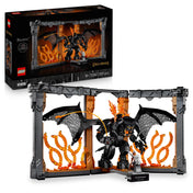 LEGO Icons The Lord of the Rings: Balrog (10367) doboz és készlet – A díszdoboz és a megépített jelenet Gandalf és a lángoló Balrog párharcával.