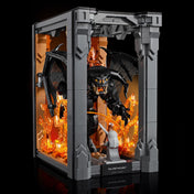 LEGO Icons The Lord of the Rings: Balrog (10367) jelenet közelről – Gandalf a lángok között álló, hatalmas Balroggal szemben, a híres „You shall not pass!” pillanatban.