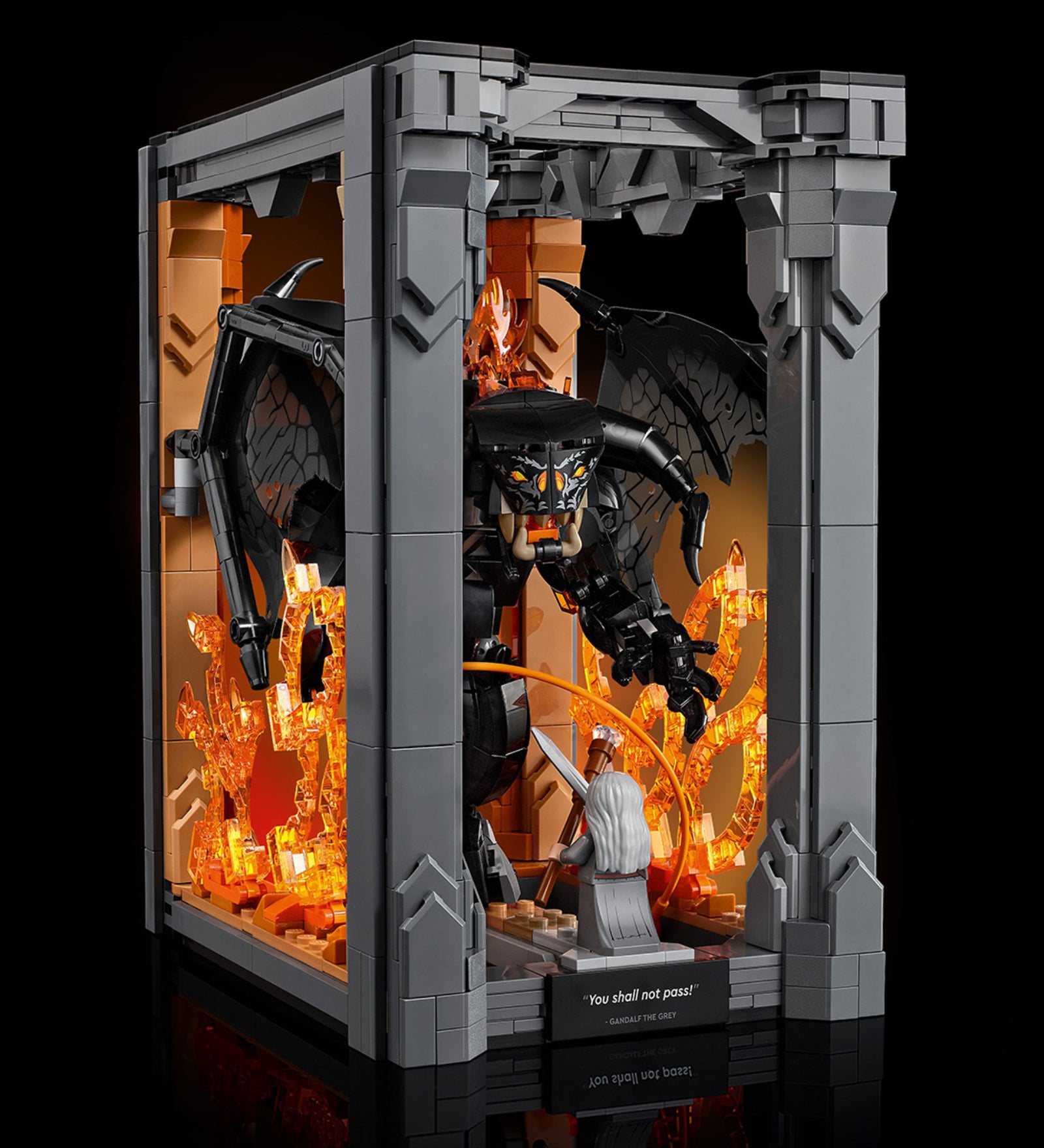 LEGO Icons The Lord of the Rings: Balrog (10367) jelenet közelről – Gandalf a lángok között álló, hatalmas Balroggal szemben, a híres „You shall not pass!” pillanatban.