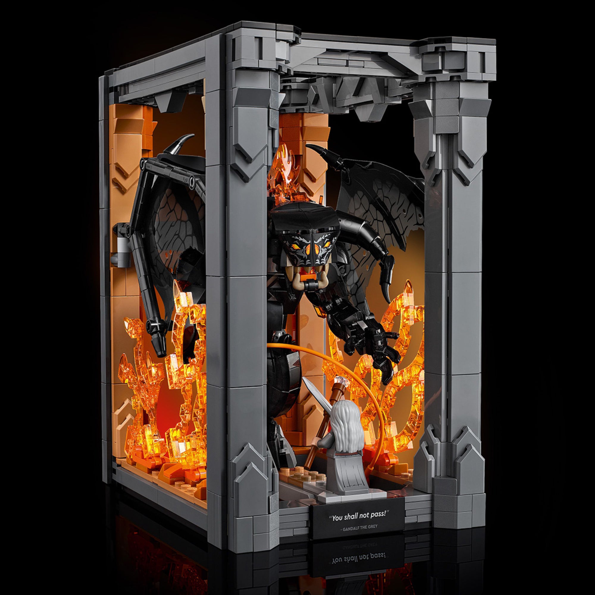 LEGO Icons The Lord of the Rings: Balrog (10367) jelenet közelről – Gandalf a lángok között álló, hatalmas Balroggal szemben, a híres „You shall not pass!” pillanatban.