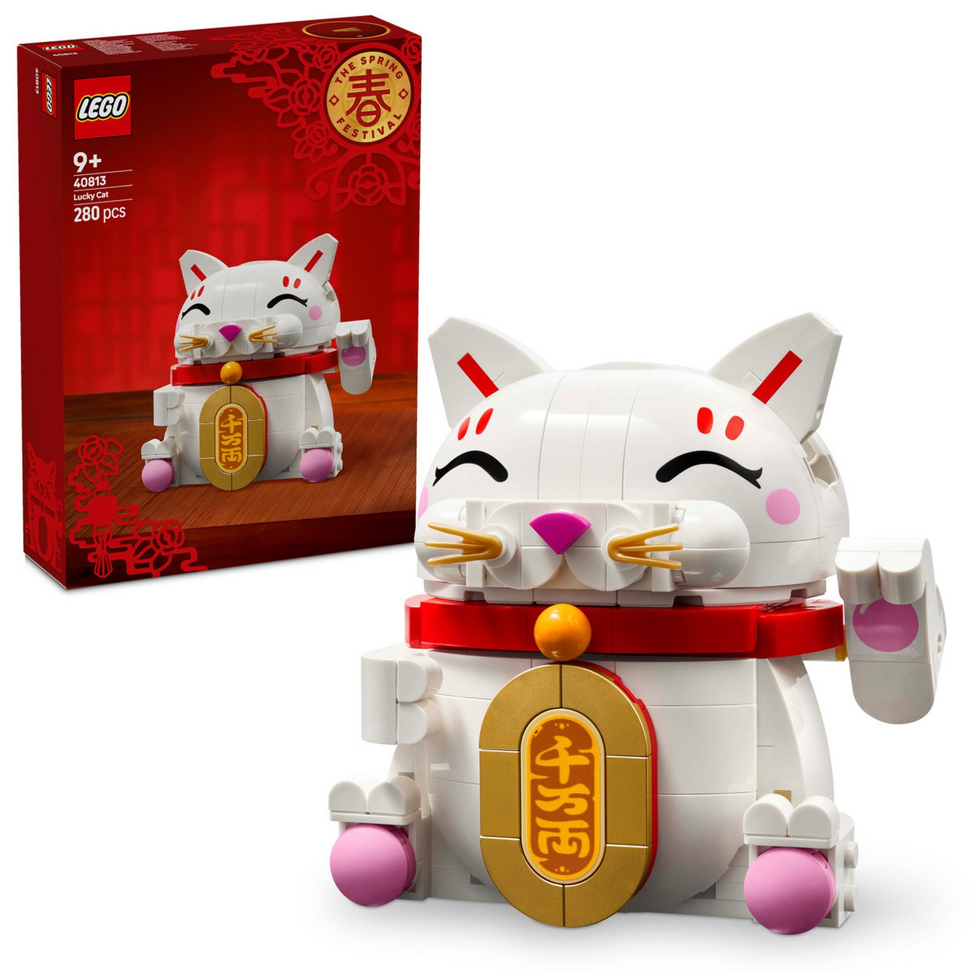 LEGO Lucky Cat (40813) – a készlet doboza és a megépített szerencsemacska modell együtt.