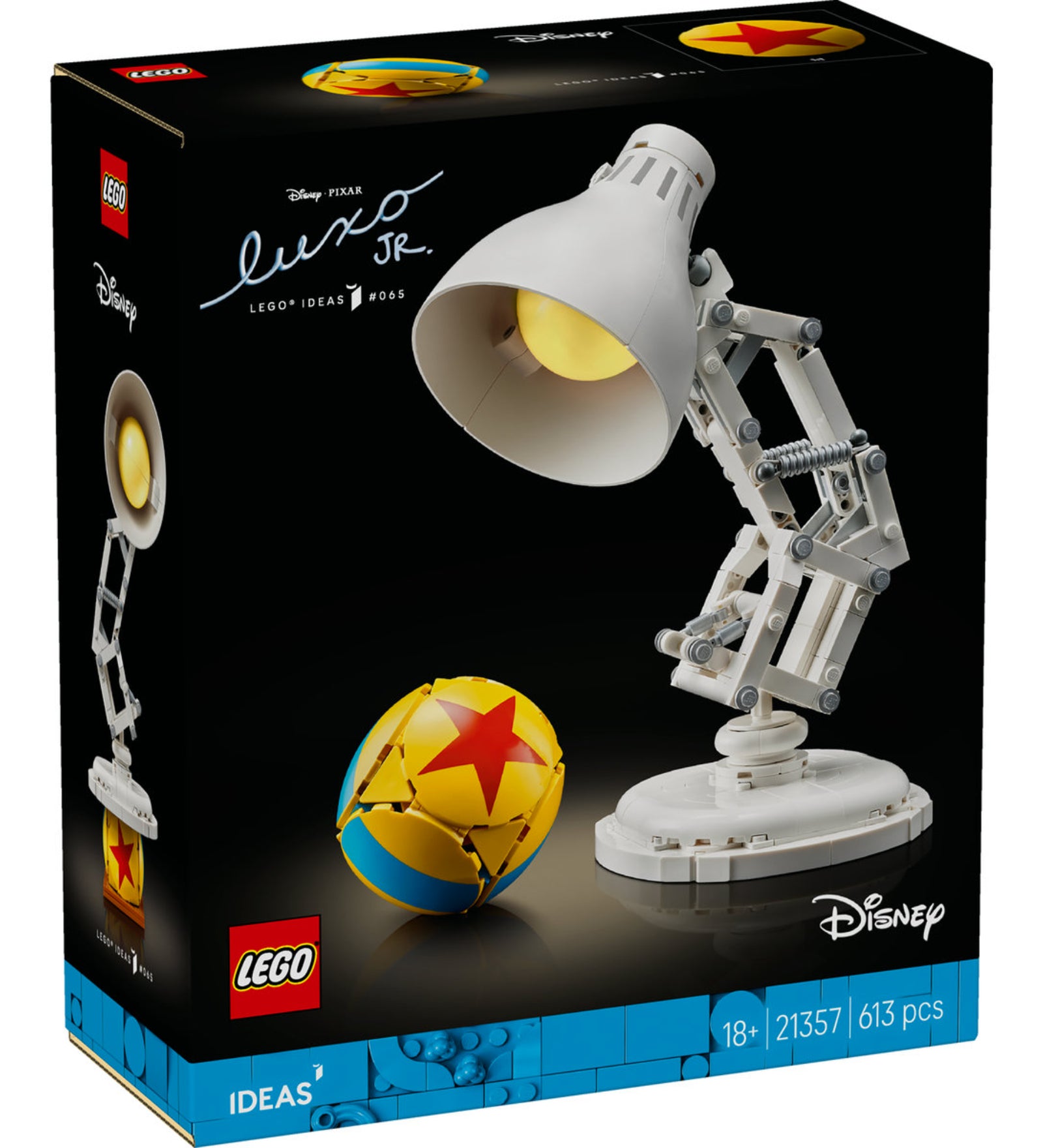 Közelkép a LEGO Ideas Luxo Jr. (21357) dobozáról, amelyen a legendás Pixar lámpa és a csillagos labda LEGO változata látható fekete háttér előtt.
