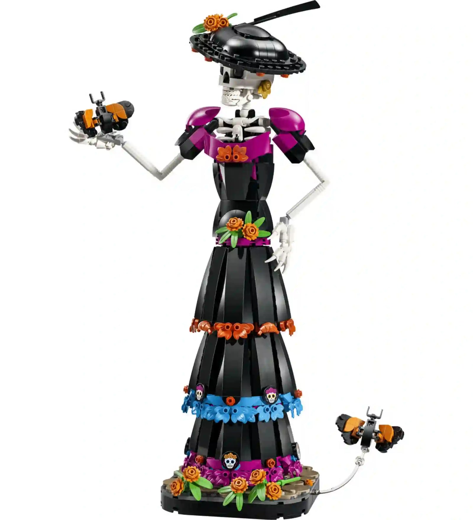 A LEGO Ideas La Catrina 21372 megépített La Catrina figurája fekete ruhában, virágdíszekkel és egy díszes méhecskével.
