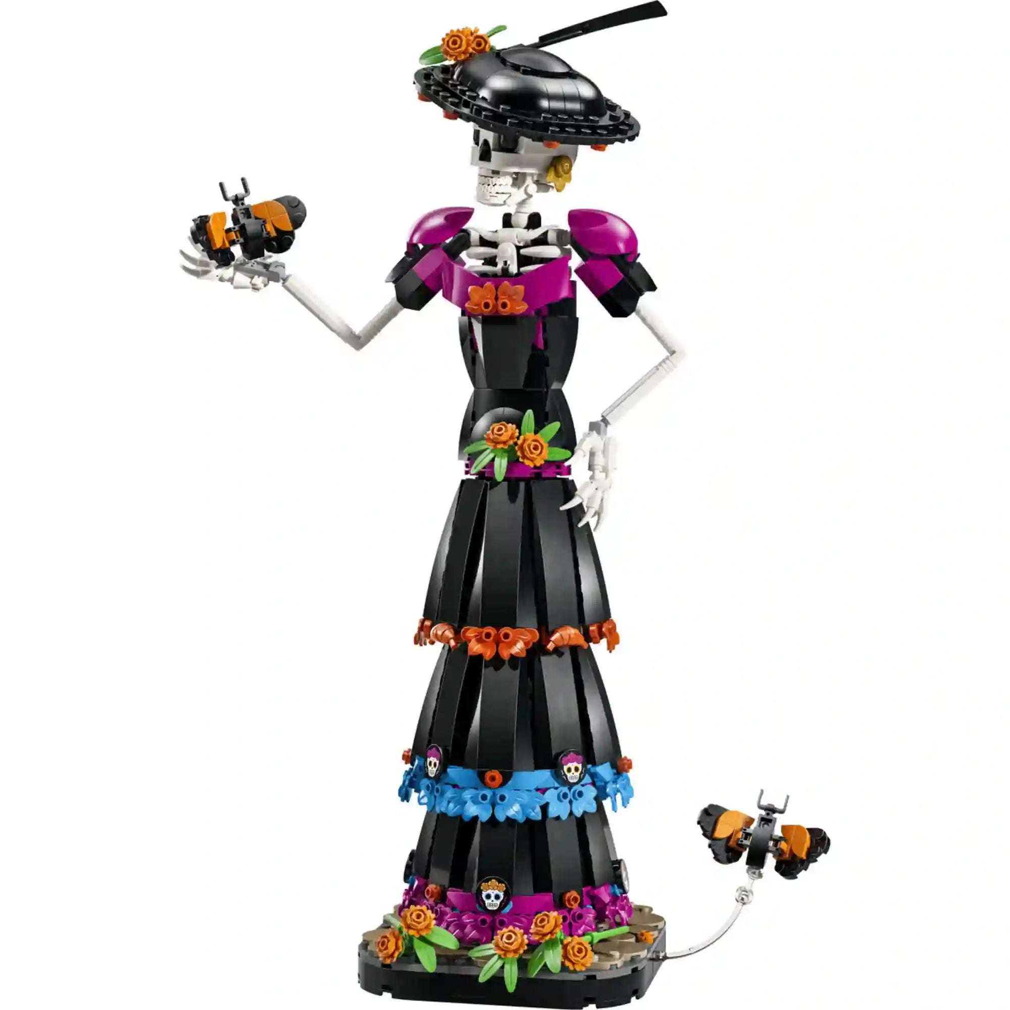 A LEGO Ideas La Catrina 21372 megépített La Catrina figurája fekete ruhában, virágdíszekkel és egy díszes méhecskével.