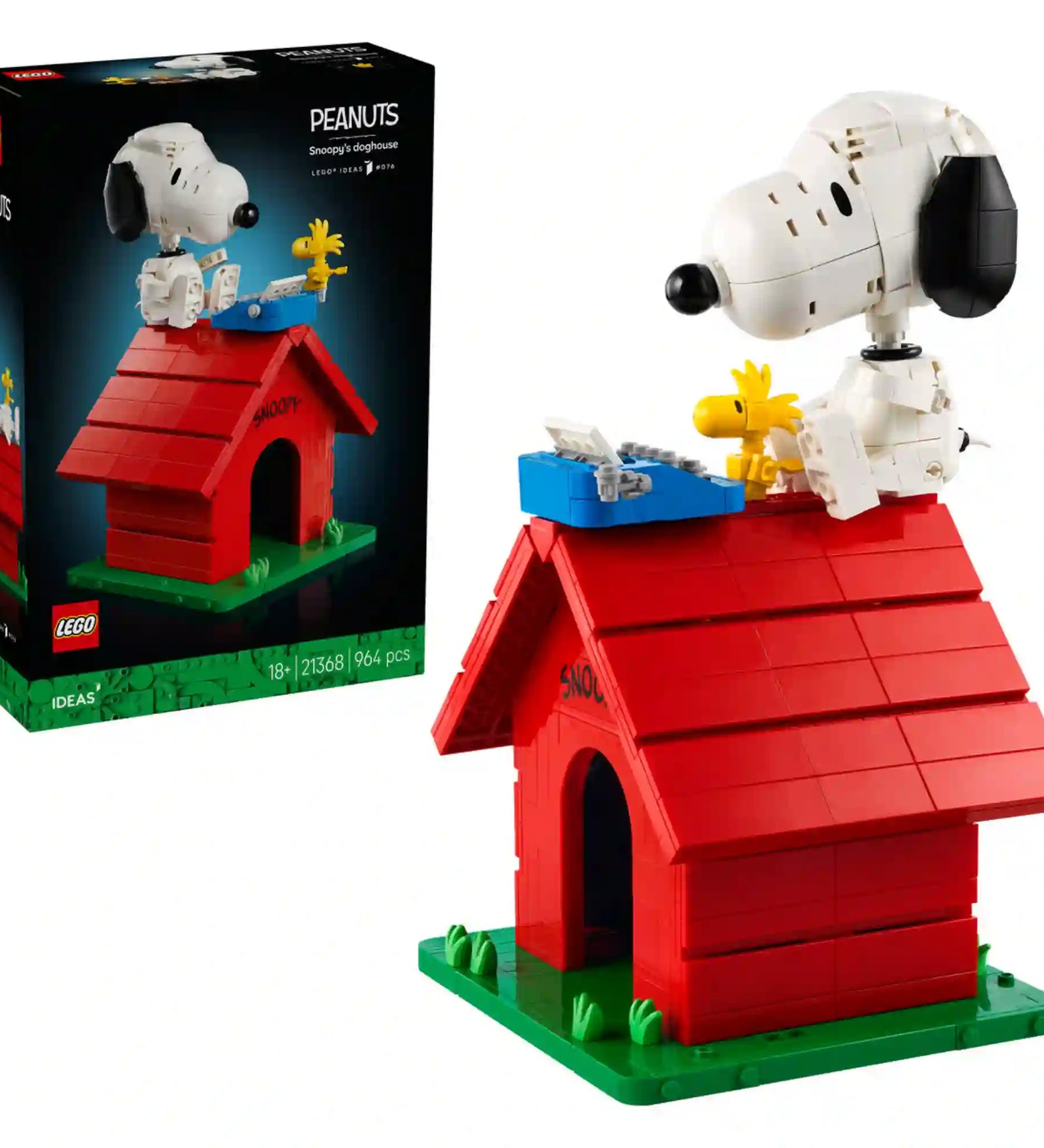LEGO Ideas Snoopy kutyaháza (21368) készlet a dobozképpel és a megépített modellel, amelyen Snoopy a piros kutyaház tetején ül írógépe mellett, Woodstock társaságában.
