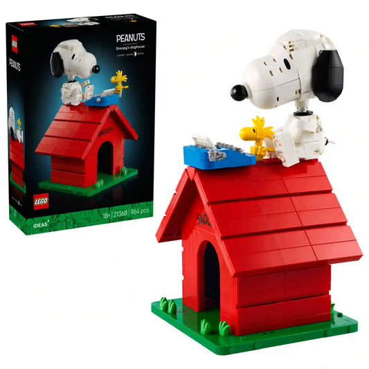 LEGO Ideas Snoopy kutyaháza (21368) készlet a dobozképpel és a megépített modellel, amelyen Snoopy a piros kutyaház tetején ül írógépe mellett, Woodstock társaságában.